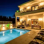 Old Cinema - Stylishly Decorated Retreat With Pool Or Jacuzzi By The Sea In The Heart Of βy Mana Gers