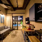 Old Cinema - Stylishly Decorated Retreat With Pool Or Jacuzzi By The Sea In The Heart Of βy Mana Gers Apartman Laganász