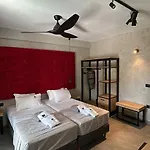 Old Cinema - Stylishly Decorated Retreat With Pool Or Jacuzzi By The Sea In The Heart Of βy Mana Gers Apartman Laganász