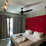 Old Cinema - Stylishly Decorated Retreat With Pool Or Jacuzzi By The Sea In The Heart Of βy Mana Gers Apartman Laganász