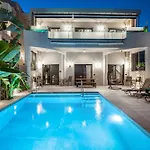 דירה Old Cinema - Stylishly Decorated Retreat With Pool Or Jacuzzi By The Sea In The Heart Of βy Mana Gers לגאנאס