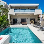 Old Cinema - Stylishly Decorated Retreat With Pool Or Jacuzzi By The Sea In The Heart Of βy Mana Gers Appartamento *