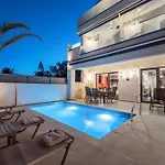 Old Cinema - Stylishly Decorated Retreat With Pool Or Jacuzzi By The Sea In The Heart Of βy Mana Gers 公寓 *