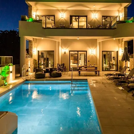 Old Cinema - Stylishly Decorated Retreat With Pool Or Jacuzzi By The Sea In The Heart Of βy Mana Gers Apartament *