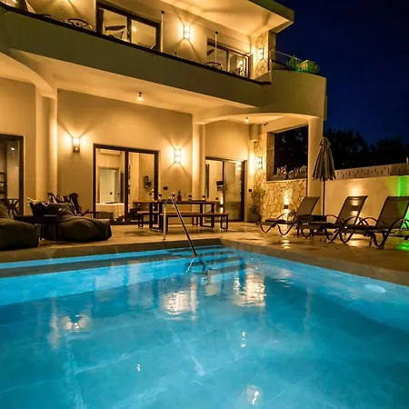Apartament Old Cinema - Stylishly Decorated Retreat With Pool Or Jacuzzi By The Sea In The Heart Of βy Mana Gers *