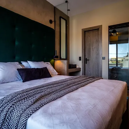 Apartament Old Cinema - Stylishly Decorated Retreat With Pool Or Jacuzzi By The Sea In The Heart Of βy Mana Gers Laganas