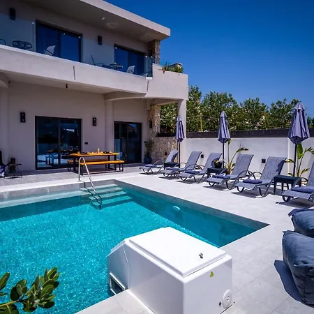 Apartament Old Cinema - Stylishly Decorated Retreat With Pool Or Jacuzzi By The Sea In The Heart Of βy Mana Gers *