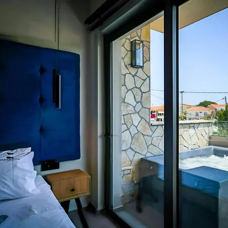 Apartament Old Cinema - Stylishly Decorated Retreat With Pool Or Jacuzzi By The Sea In The Heart Of βy Mana Gers Laganas