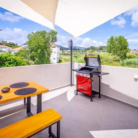 Old Cinema - Stylishly Decorated Retreat With Pool Or Jacuzzi By The Sea In The Heart Of βy Mana Gers Laganas