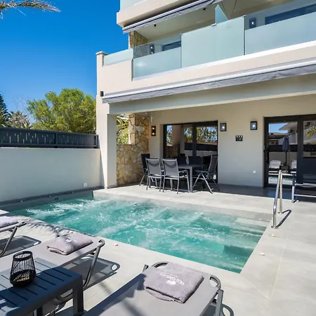 Apartament Old Cinema - Stylishly Decorated Retreat With Pool Or Jacuzzi By The Sea In The Heart Of βy Mana Gers