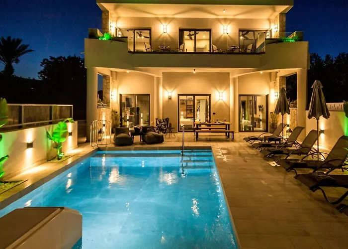 Old Cinema - Stylishly Decorated Retreat With Pool Or Jacuzzi By The Sea In The Heart Of βy Mana Gers Apartamento *