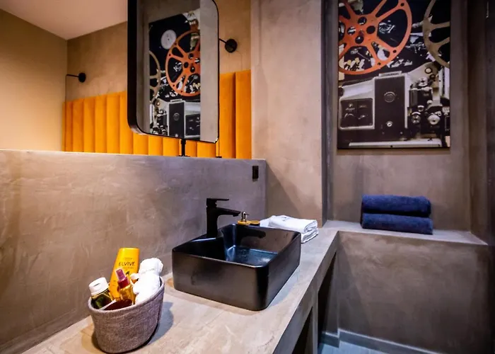 Apartamento Old Cinema - Stylishly Decorated Retreat With Pool Or Jacuzzi By The Sea In The Heart Of βy Mana Gers *