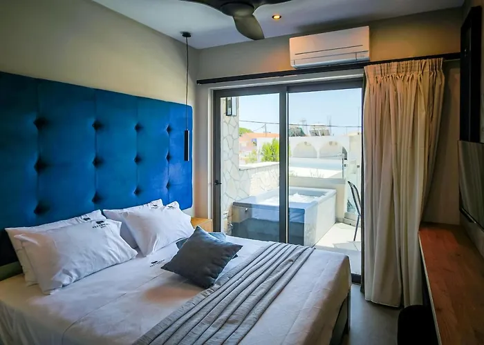 Old Cinema - Stylishly Decorated Retreat With Pool Or Jacuzzi By The Sea In The Heart Of βy Mana Gers Apartamento *