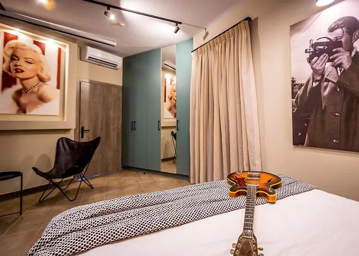 Old Cinema - Stylishly Decorated Retreat With Pool Or Jacuzzi By The Sea In The Heart Of βy Mana Gers Apartamento *