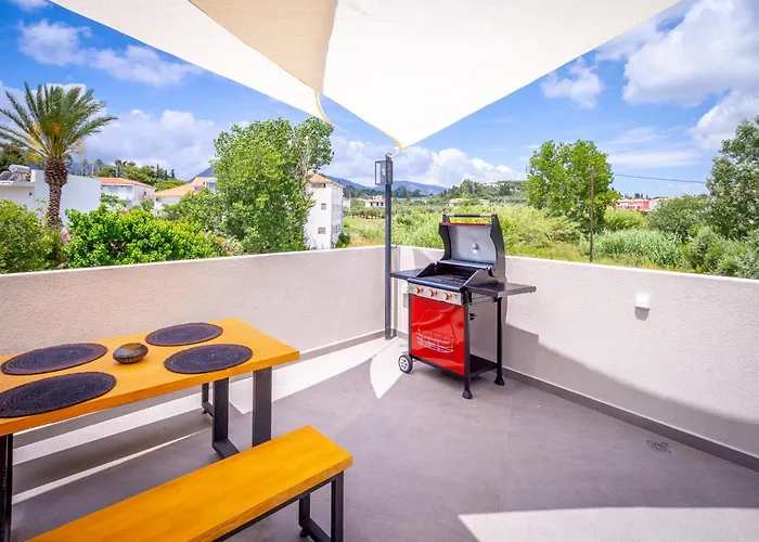 Old Cinema - Stylishly Decorated Retreat With Pool Or Jacuzzi By The Sea In The Heart Of βy Mana Gers Laganas