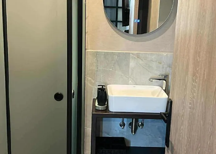 Old Cinema - Stylishly Decorated Retreat With Pool Or Jacuzzi By The Sea In The Heart Of βy Mana Gers Apartamento *